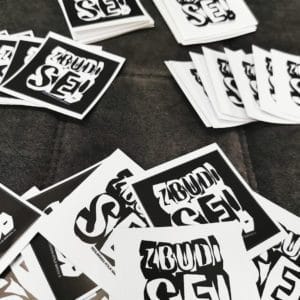 Črna majica in nalepke ''ZBUDI SE'' – personalizirano darilo